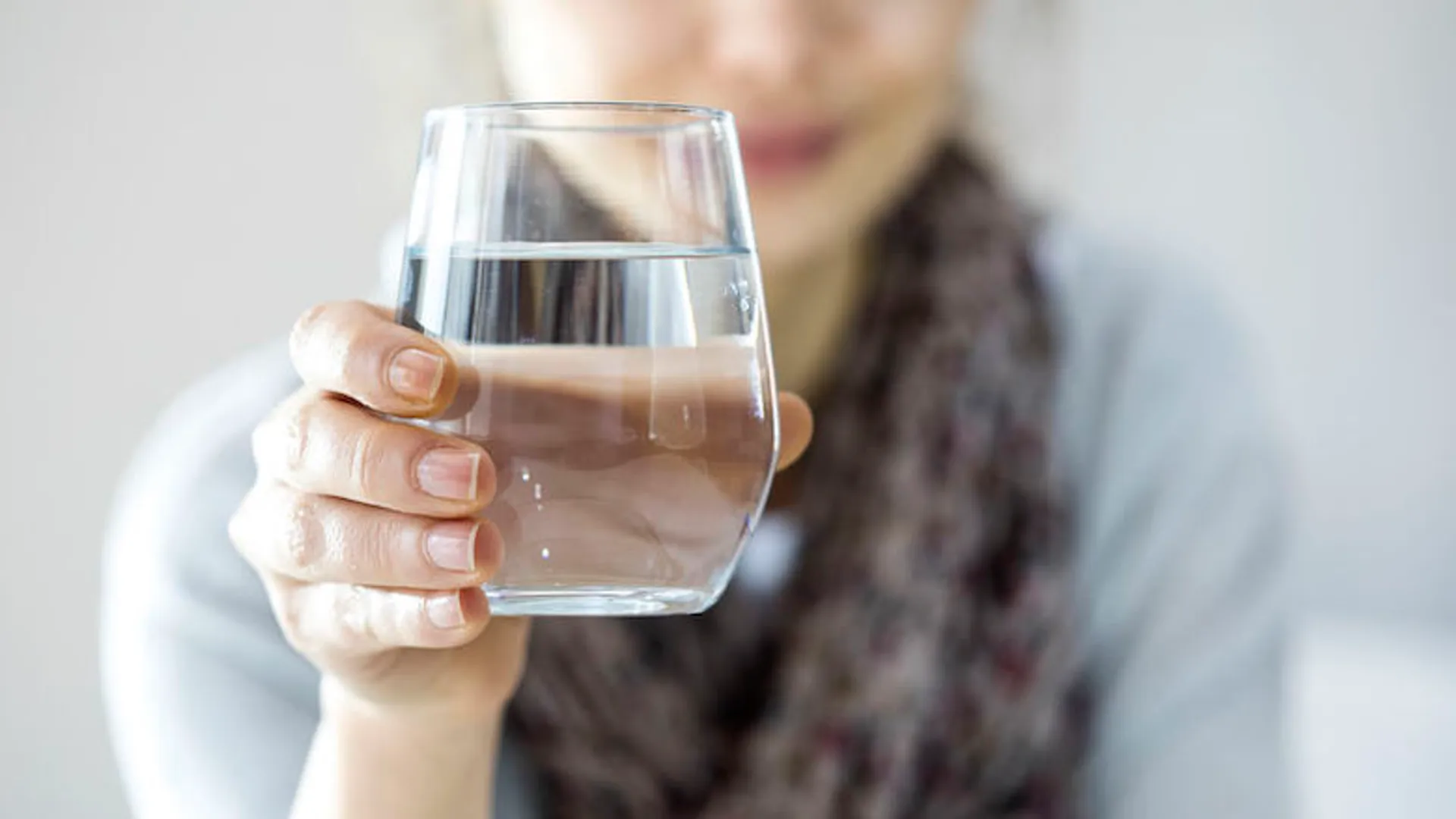 Een glas helder, gefilterd water